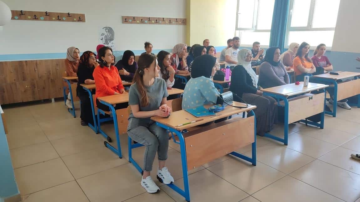 Mardin il Narkotik Şubeden öğretmen ve velilerimize bağımlılıkla ilgili seminer verildi.